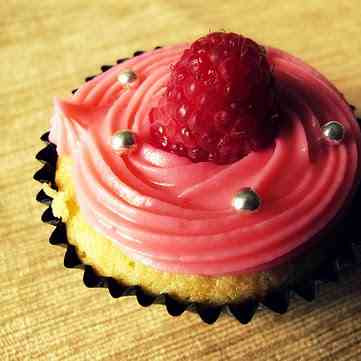 White Chocolate Raspberry Cupcakes