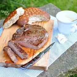 Grilled rumpsteak with baked garlic dip