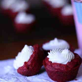 Red velvet cups with white chocolate butte