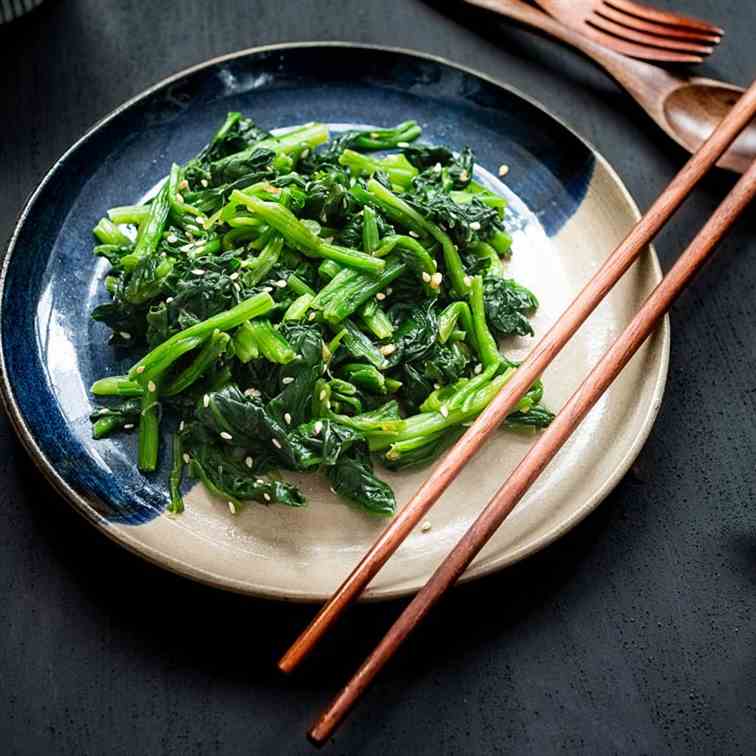 Korean-style sesame spinach salad 