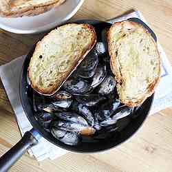 Mussels with Sausages, Onions and Fennel