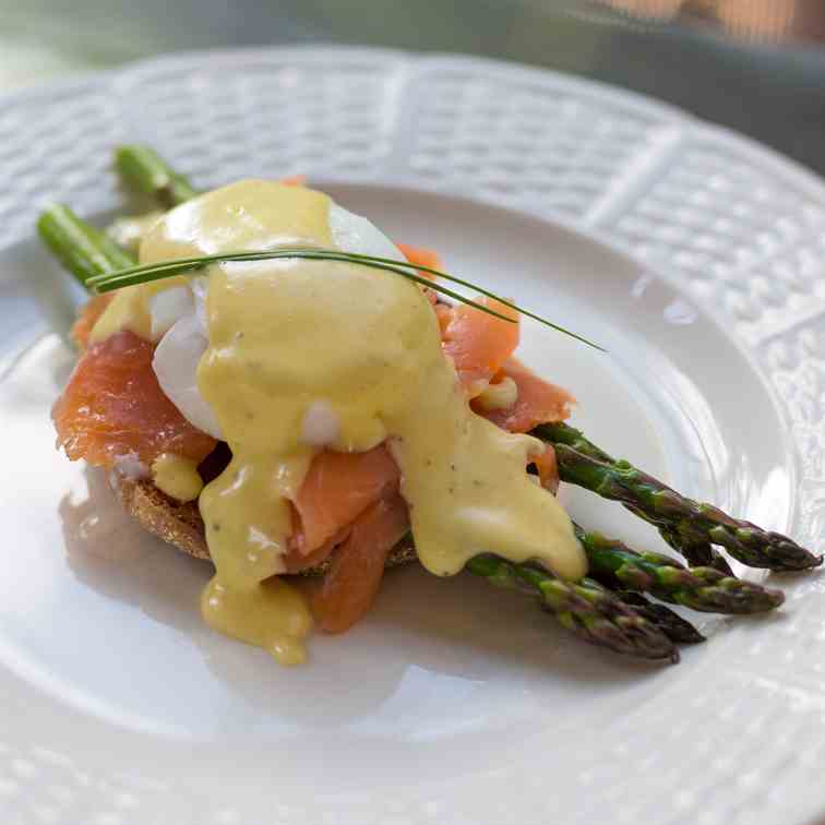 Smoked Salmon & Asparagus Eggs Benedict