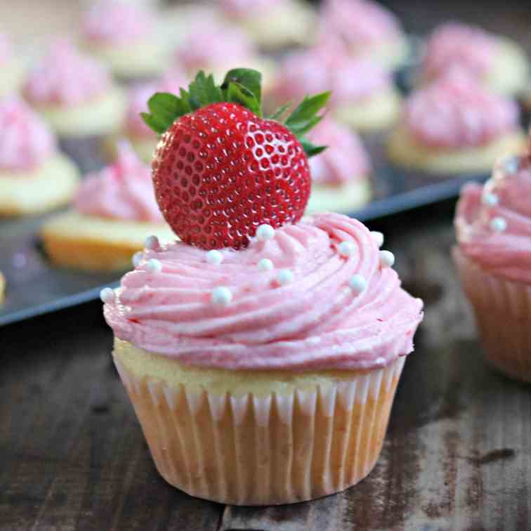 Fluffy Vanilla Cupcakes - REAL Fresh Straw