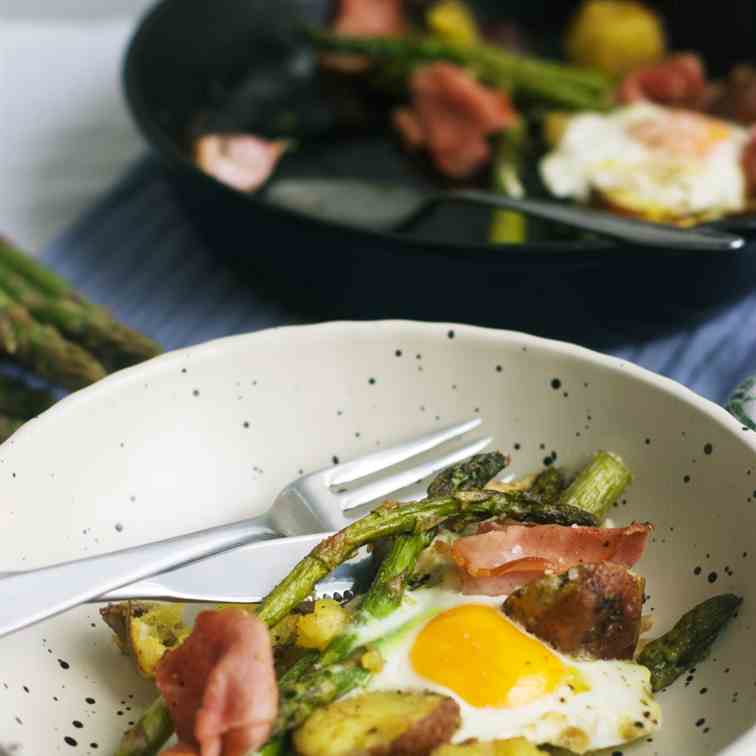 Baked eggs with asparagus