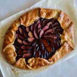 Plum crostata