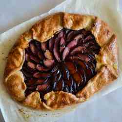 Plum crostata