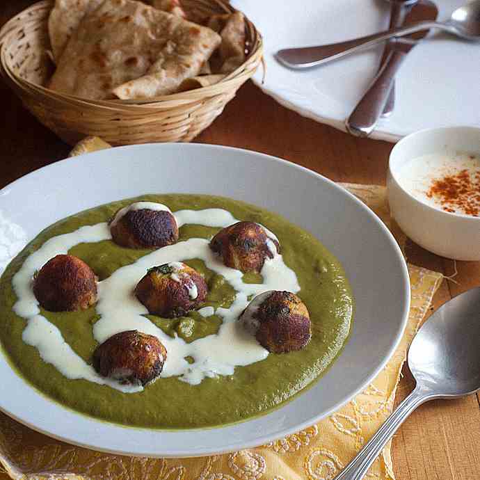 Bread and paneer kofta in spinach gravy