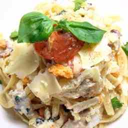 Simple Creamy Fettuccine with Salted Duck
