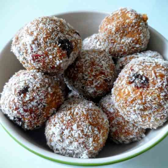 Energy Balls with Almonds, Cacao and Cocon