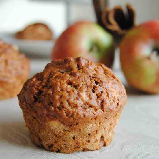Ginger muffins with apples