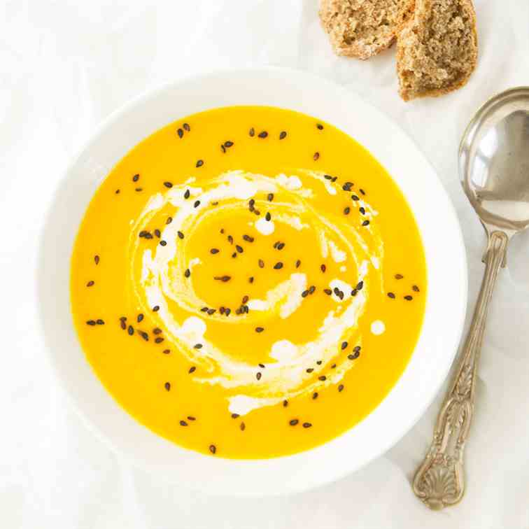 Creamy carrot and ginger soup 