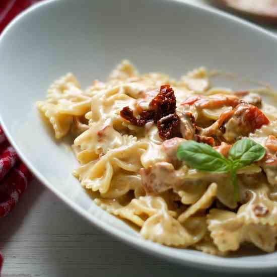 Farfalle with sun-dried tomato-red peppers