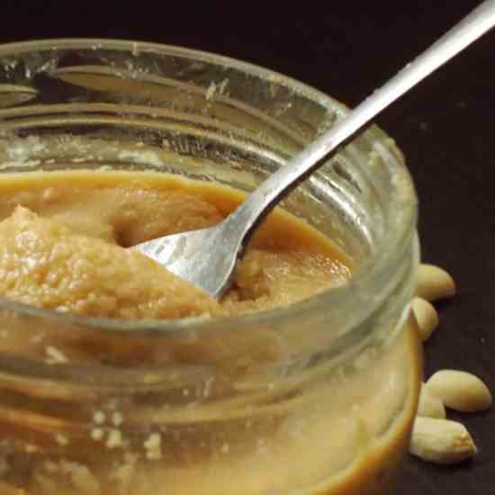 Crunchy raw homemade peanut butter