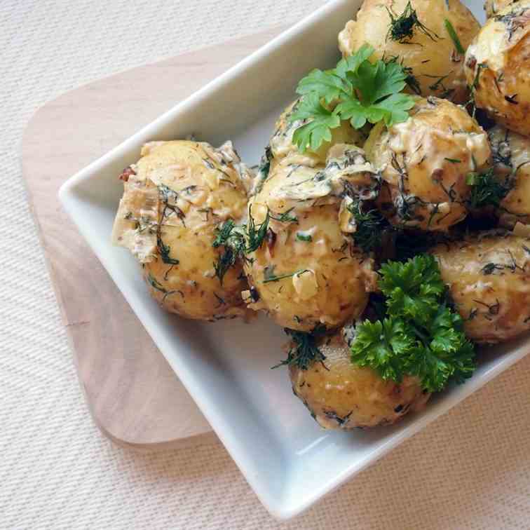 Steamed baby potatoes with herbs