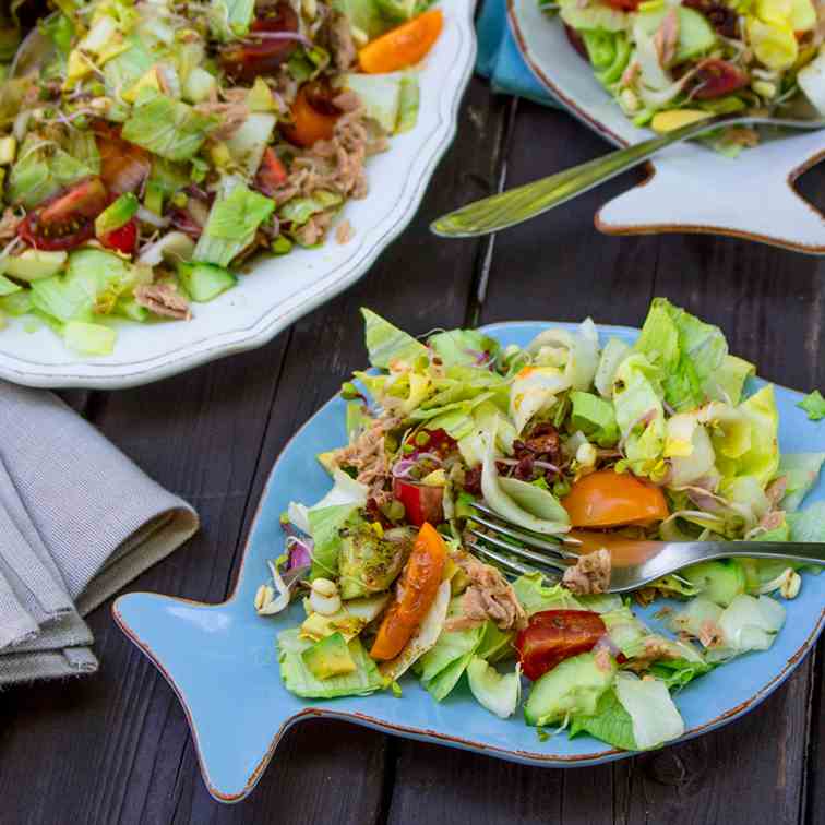 Colorful Salad with Tuna and Tomatoes