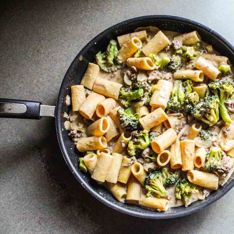 Cheesy Beef and Broccoli Pasta Casserole