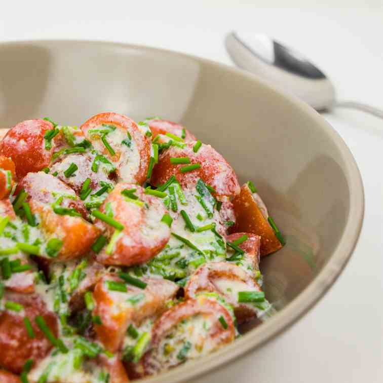 Tomato salad with velvety low-fat dressing