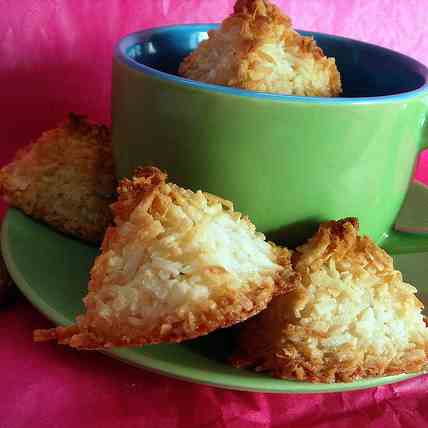 Coconut macaroons with a hint of lemon