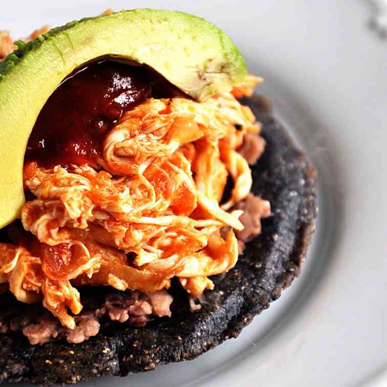 tostada de tinga de pollo