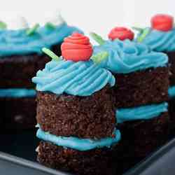 Brownie bites with ribbon roses