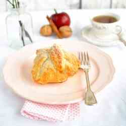 Roasted apples in puff pastry