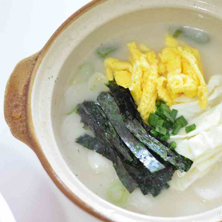 Tteokguk 떡국 (Rice Cake Soup)