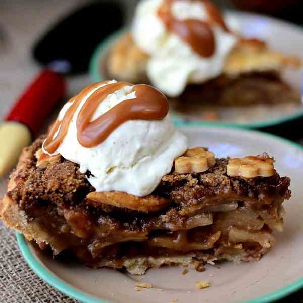 Apple Cinnamon Crumb Pie a la mode