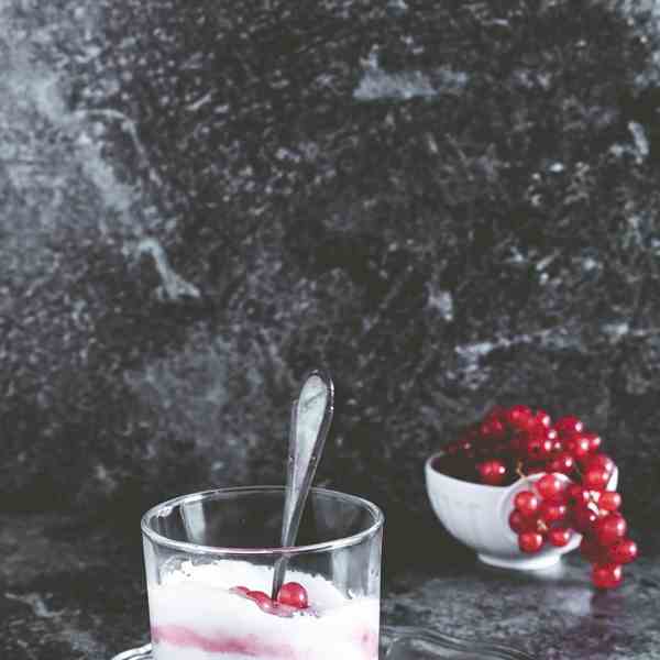 Marshmallows red currant mousse