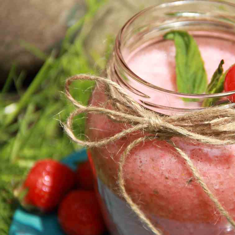 Strawberry, apricots and mint summer smoot