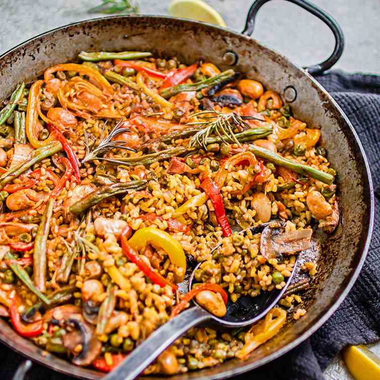 Authentic Spanish vegetable paella