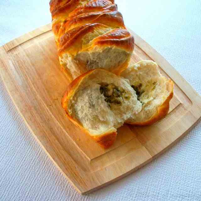 Pull apart cheesy herb bread