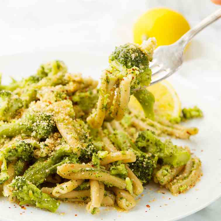 Vegan broccoli pasta with breadcrumbs