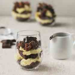 Chocolate cups with apple cream