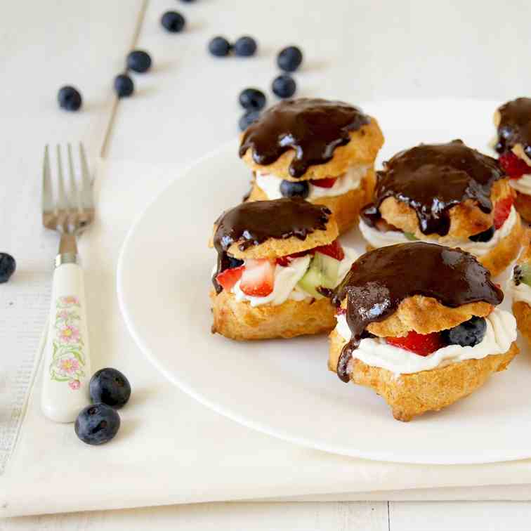 Eclairs with fruits and mascarpone cream