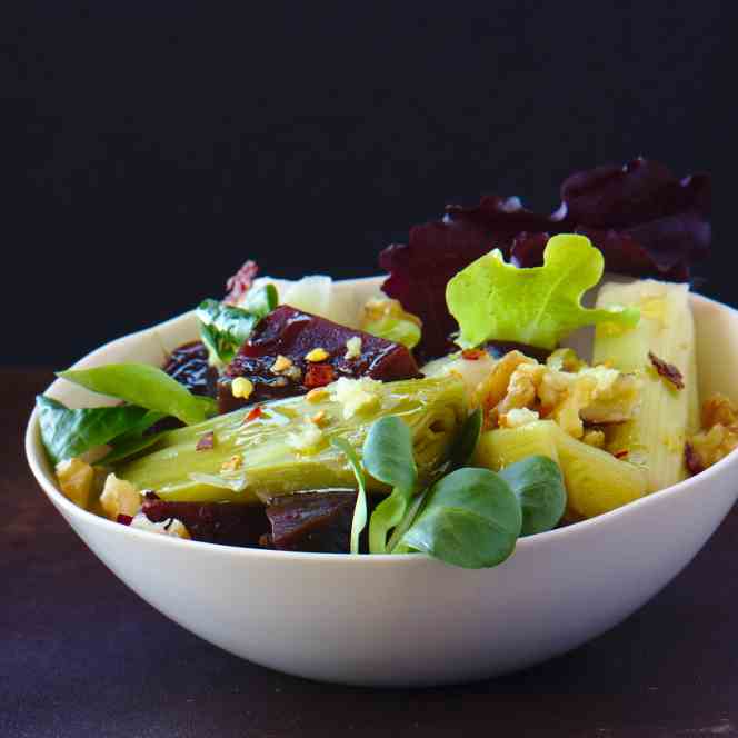 Spicy salad of beets and leeks